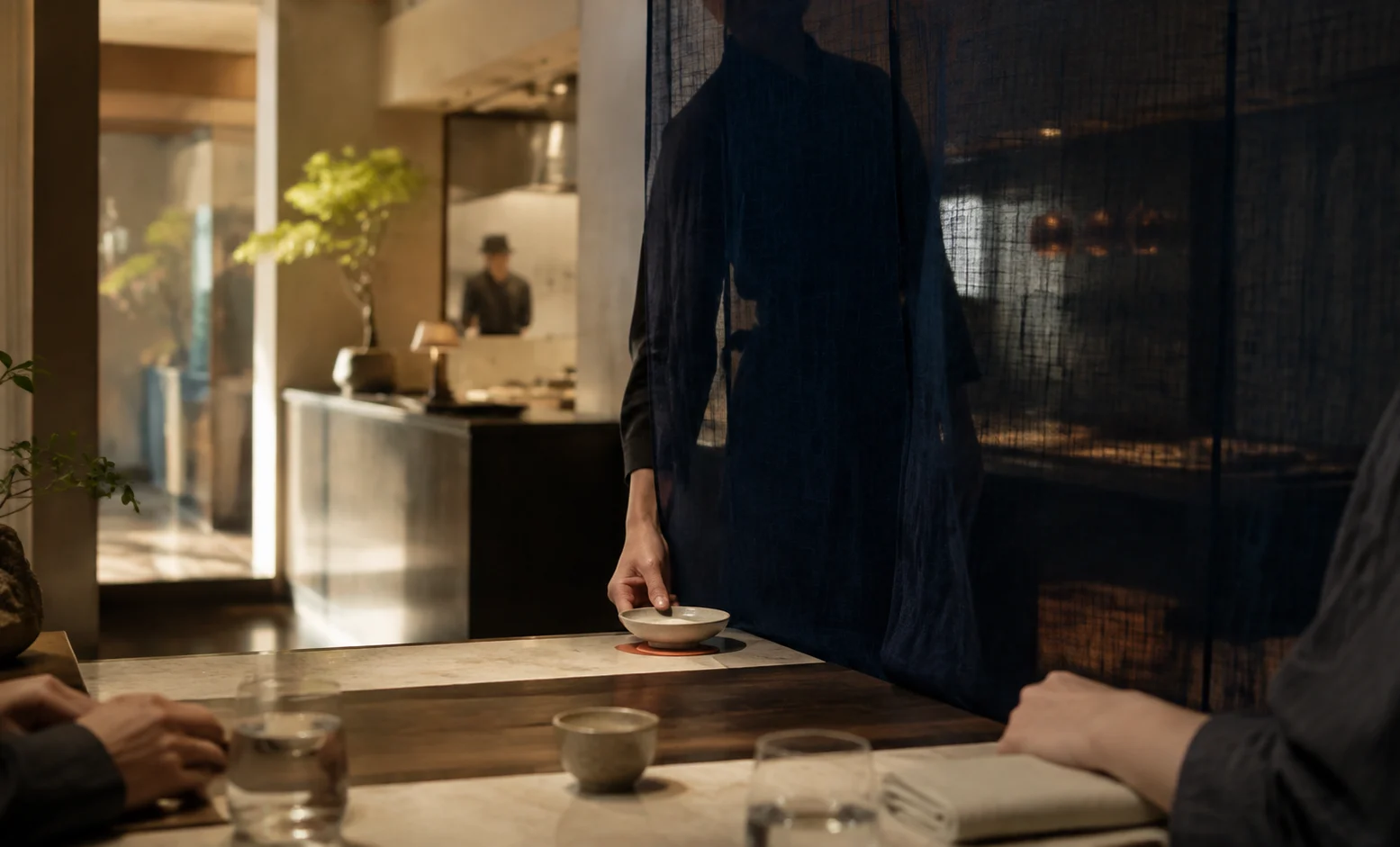 新荣记的高端餐饮服务：从触点到系统的服务设计拆解
